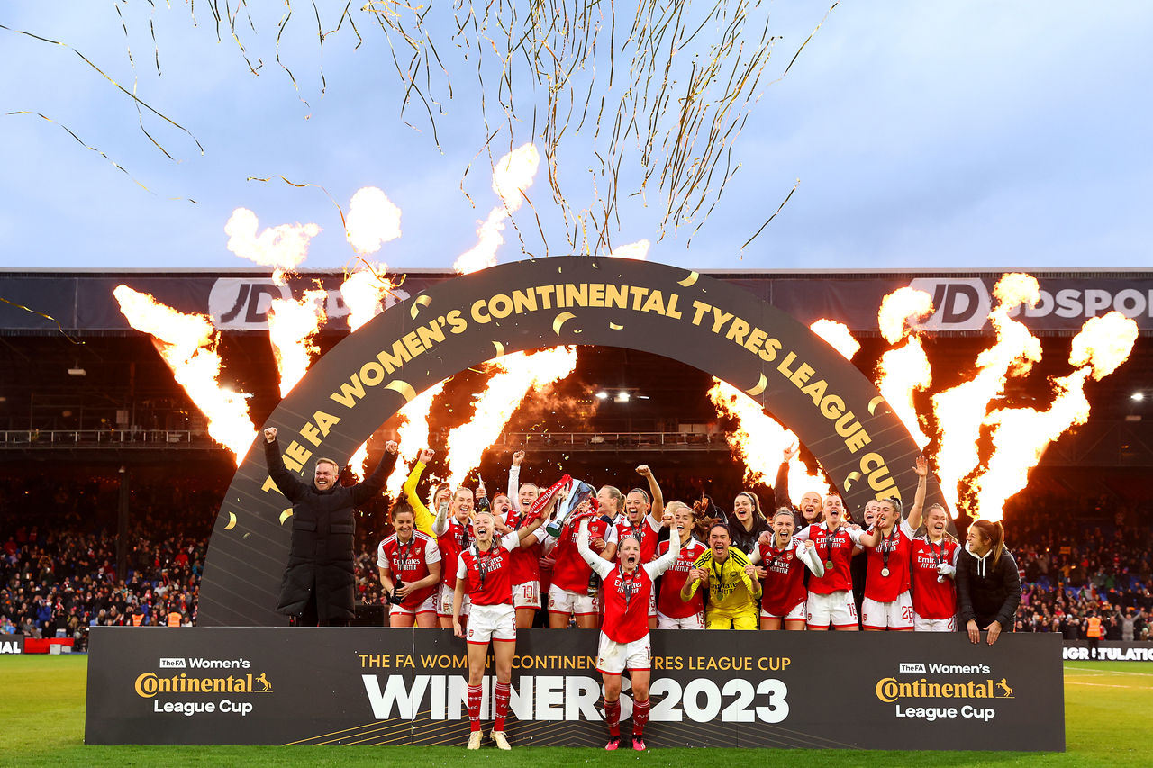 1471463328 LONDON, ENGLAND - MARCH 05: Kim Little and Leah Williamson of Arsenal lift the FA Women's Continental Tyres League Cup trophy following the FA Women's Continental Tyres League Cup Final match between Chelsea and Arsenal at Selhurst Park on March 05, 2023 in London, England. (Photo by Catherine Ivill - The FA/The FA via Getty Images)