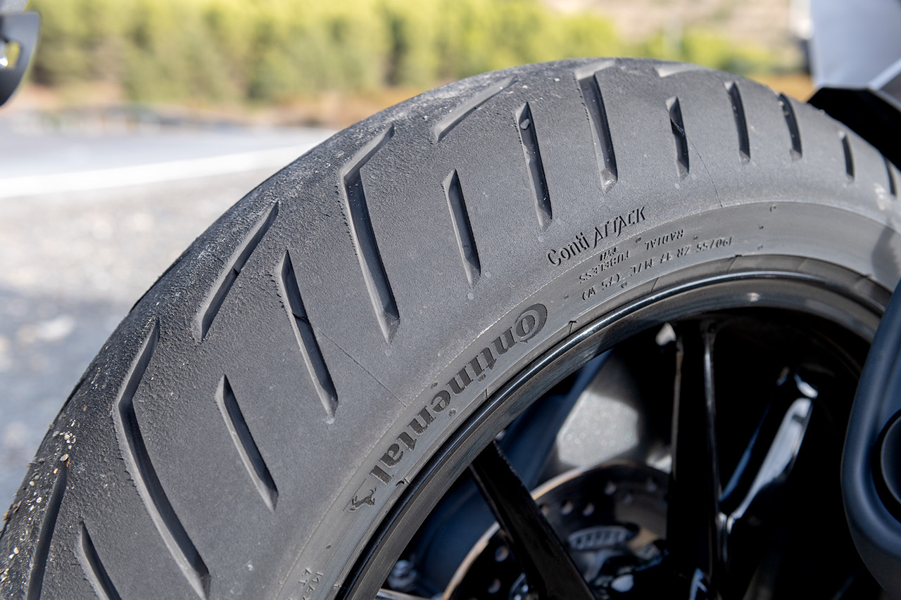 Combination of tubeless and tube-type motorcycle tyres with rims and inner tubes