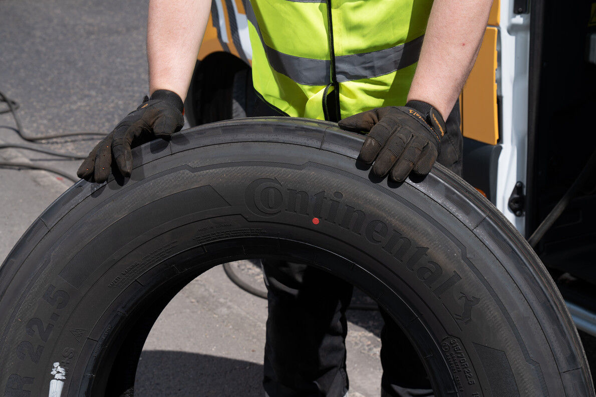 Inspecting a tyre